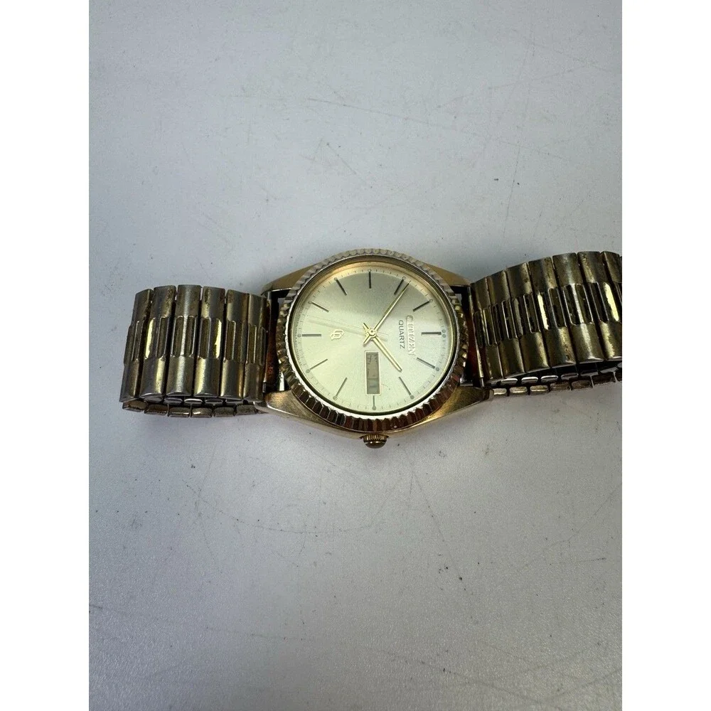 Vintage Citizen Quartz Day Date Watch 7230-081 Gold Tone Speidel Band Untested